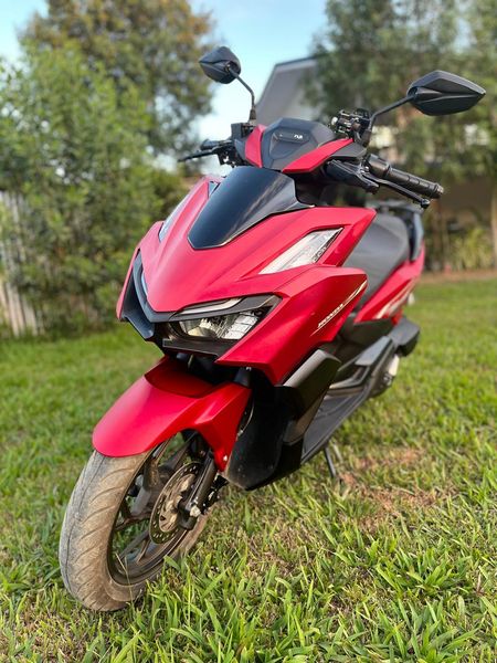 Honda Click 160 in red, front three-quarter view