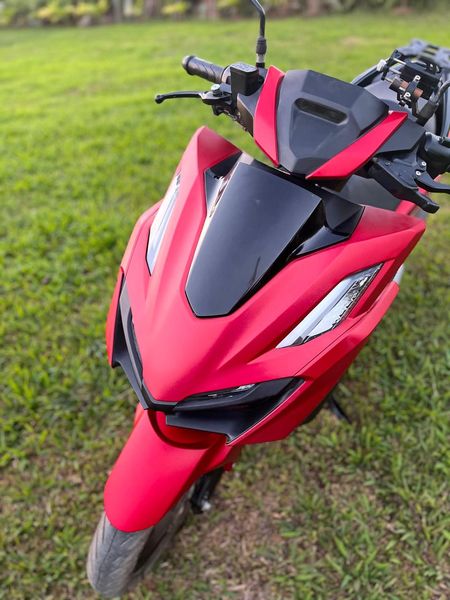 Honda Click 160 seen from above the front