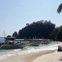 Island hopping boats pulled up at Papaya Beach