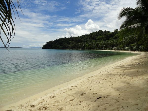 White Beach, Port Barton (Wikimedia Commons, CC BY 2.0)