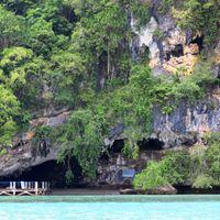 Tabon Cave, Lipuun Point, Quezon (Wikimedia Commons, CC BY-SA 4.0)
