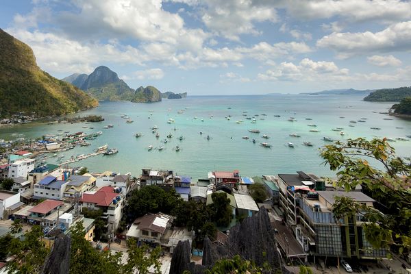 El Nido town beneath Taraw Cliff (Wikimedia Commons, CC BY-SA 4.0 / 3.0)