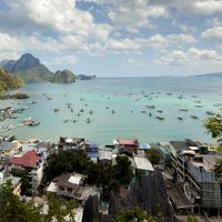 El Nido town beneath Taraw Cliff (Wikimedia Commons, CC BY-SA 4.0 / 3.0)