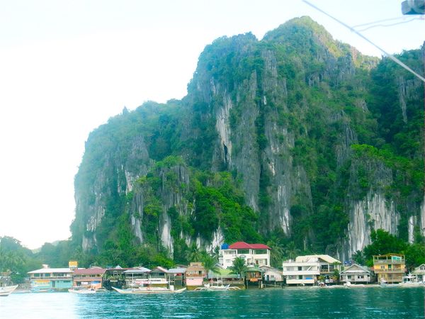 El Nido town beneath Taraw Cliff (Wikimedia Commons, CC BY-SA 4.0 / 3.0)