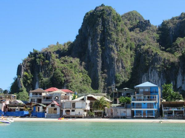 Taraw Cliff above El Nido town (Wikimedia Commons, CC BY 2.0)