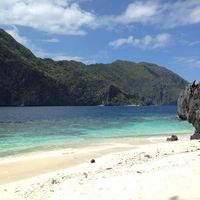 Beach on Matinloc Island, home of Secret Beach (Wikimedia Commons, CC BY 3.0)